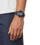 Montre pour homme au poignet : bracelet noir, cadran rond avec index clairs
