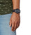Montre Casio G-Shock pour homme au poignet, bracelet noir et cadran sombre