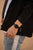Montre numérique Casio au poignet, bracelet noir, écran lisible