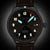 Montre homme avec bracelet en cuir marron et cadran noir avec index luminescents