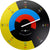 Horloge murale ronde avec cadran noir, segments jaune-bleu et aiguilles blanches