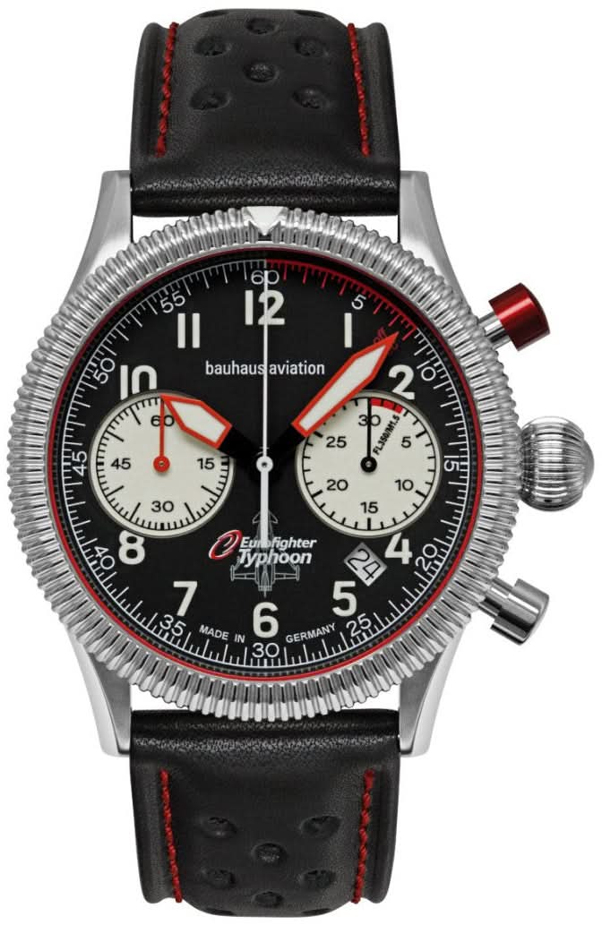 Montre homme : bracelet en cuir noir, boîtier argenté, cadran noir avec accents rouges.