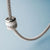 Charm en acier inoxydable avec anneau en zircone et bélière, vue détaillée