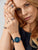 Charm en acier inoxydable sur bracelet avec insert bleu, porté au poignet