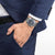 Montre Citizen pour homme au poignet avec cadran bleu foncé et bracelet argenté