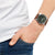 Montre bracelet pour homme au poignet avec bracelet en cuir marron et cadran vert foncé