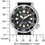 Montre homme de face avec cadran noir et lunette noire, bracelet noir