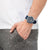 Herrenuhr am Handgelenk mit blauem Zifferblatt und blauem Armband