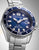 Montre pour femme avec cadran bleu, index lumineux blancs et lunette en acier inoxydable