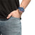 Montre pour homme au poignet avec cadran bleu, lunette rouge et bracelet bleu