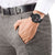 Montre Citizen pour homme au poignet, cadran noir et bracelet en caoutchouc noir
