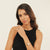 Damenarmbanduhr mit goldenem Zifferblatt und Edelstahlgliederarmband am Handgelenk