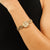 Damen-Armbanduhr mit goldenem Edelstahlgliederarmband und rundem Zifferblatt am Handgelenk