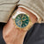 Herrenarmbanduhr mit goldfarbenem Metallband und grünem Zifferblatt, Chrono-Subdials