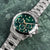 Chronograph-Armbanduhr BOSS Hero mit grünem Zifferblatt, goldfarbenen Details und Edelstahlband