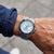 Herren-Armbanduhr mit blauem Zifferblatt und silbernem Metallarmband