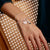 Bracelet Thomas Sabo au poignet avec breloque cœur et pendentif sombre