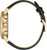 Vue latérale du boîtier de la montre avec lunette et couronne dorées, bracelet en cuir noir attaché