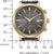 Montre chronographe avec cadran gris foncé, sous-cadrans chrono et guichet date, bracelet en cuir noir