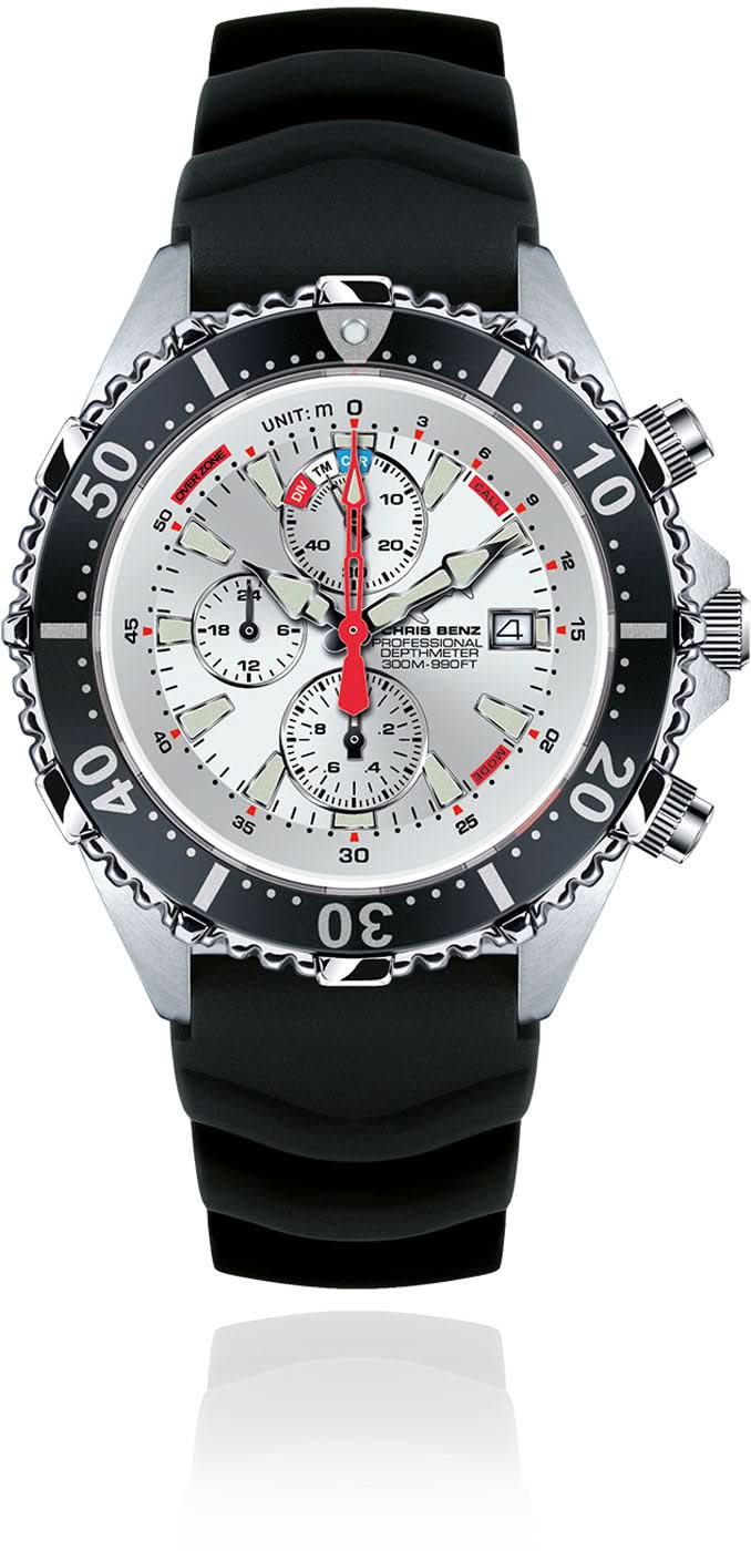 Montre de plongée avec bracelet en silicone noir, boîtier argenté et cadran chronographe.