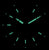 Aiguilles de montre avec revêtement luminescent vert sur cadran sombre