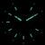 Cadran noir avec index luminescents verts dans le sens des aiguilles d'une montre