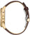 Montre homme de côté : partie du boîtier dorée, couronne et bracelet en cuir marron avec boucle