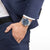Montre solaire radio-pilotée pour homme au poignet, cadran bleu, bracelet en acier inoxydable