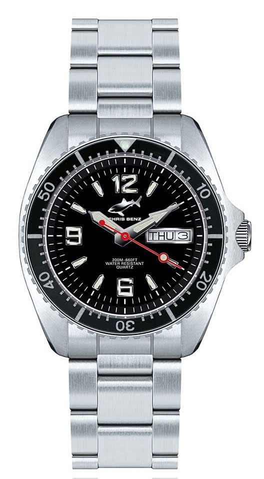Montre pour femme avec cadran noir, bracelet en acier inoxydable, index luminescents et aiguille des secondes rouge.