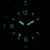 Cadran de montre avec aiguilles et chiffres verts lumineux