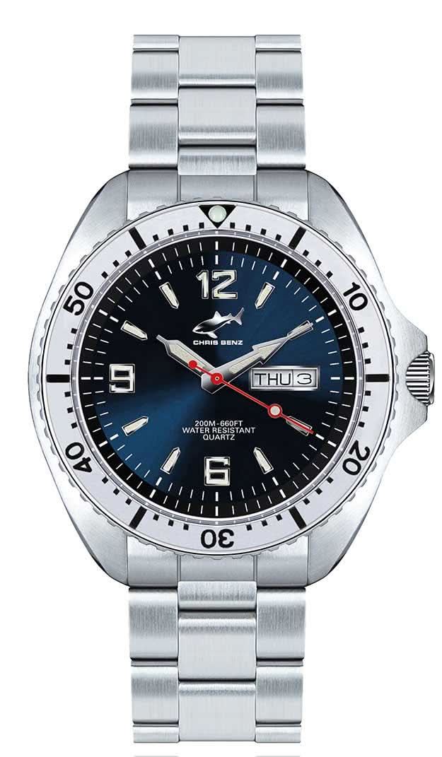 Herrenuhr mit silbernem Edelstahlband und blauem Zifferblatt, klare Zeitanzeige
