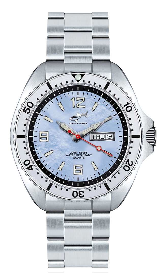 Silberne Herrenuhr aus Edelstahl mit hellem Zifferblatt und gerändelter Lünette, Gliederband