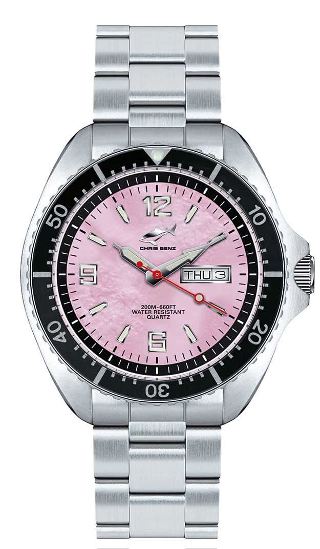 Montre argentée pour homme avec cadran rose, bracelet en acier inoxydable et affichage de la date