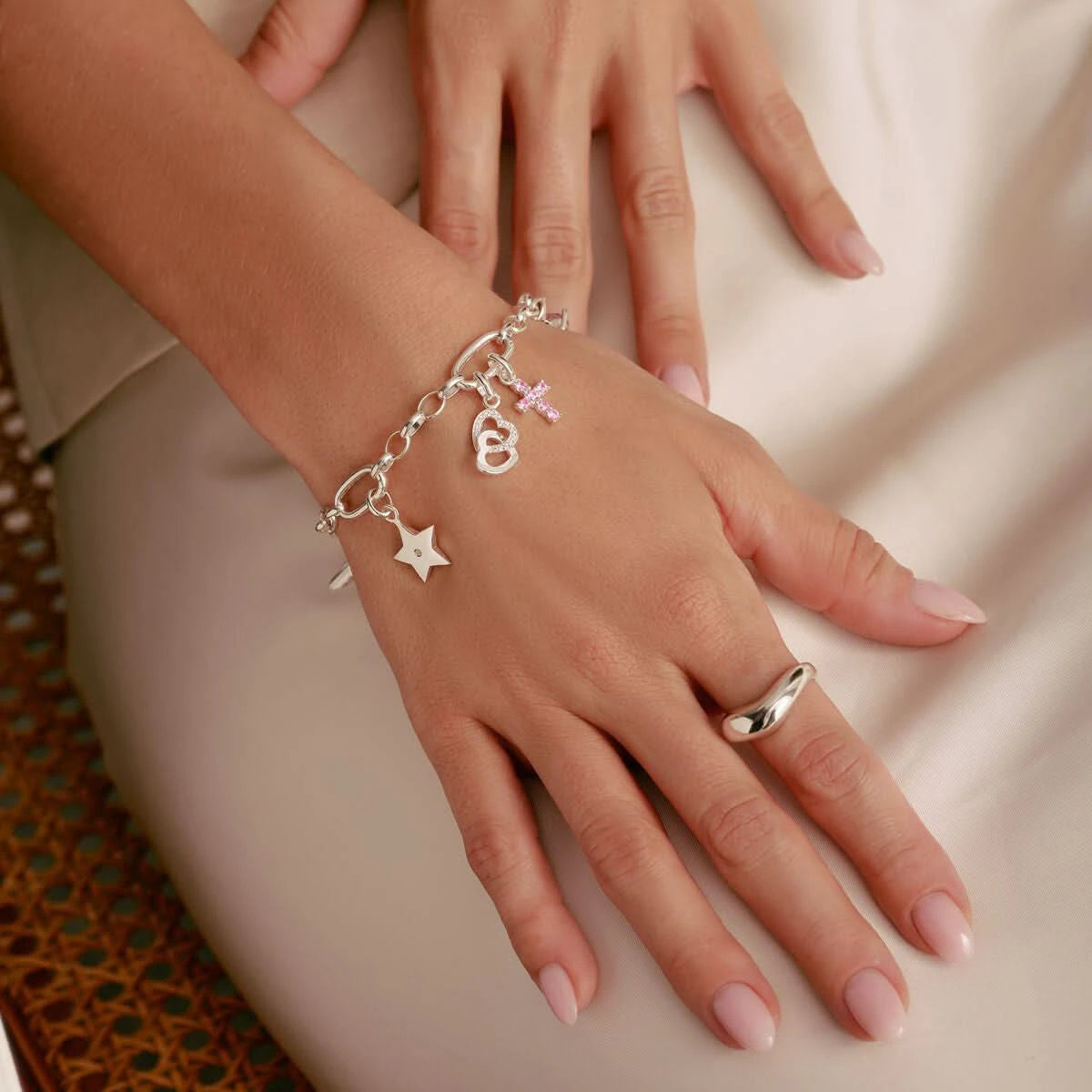 Charm croix argenté sur bracelet avec pendentif étoile et chaîne à maillons
