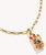 Pendentif breloque chat porte-bonheur avec émail à froid rouge et vert, plaqué or
