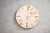 Horloge murale en bois au design rond, chiffres 12/6 et aiguilles rouges