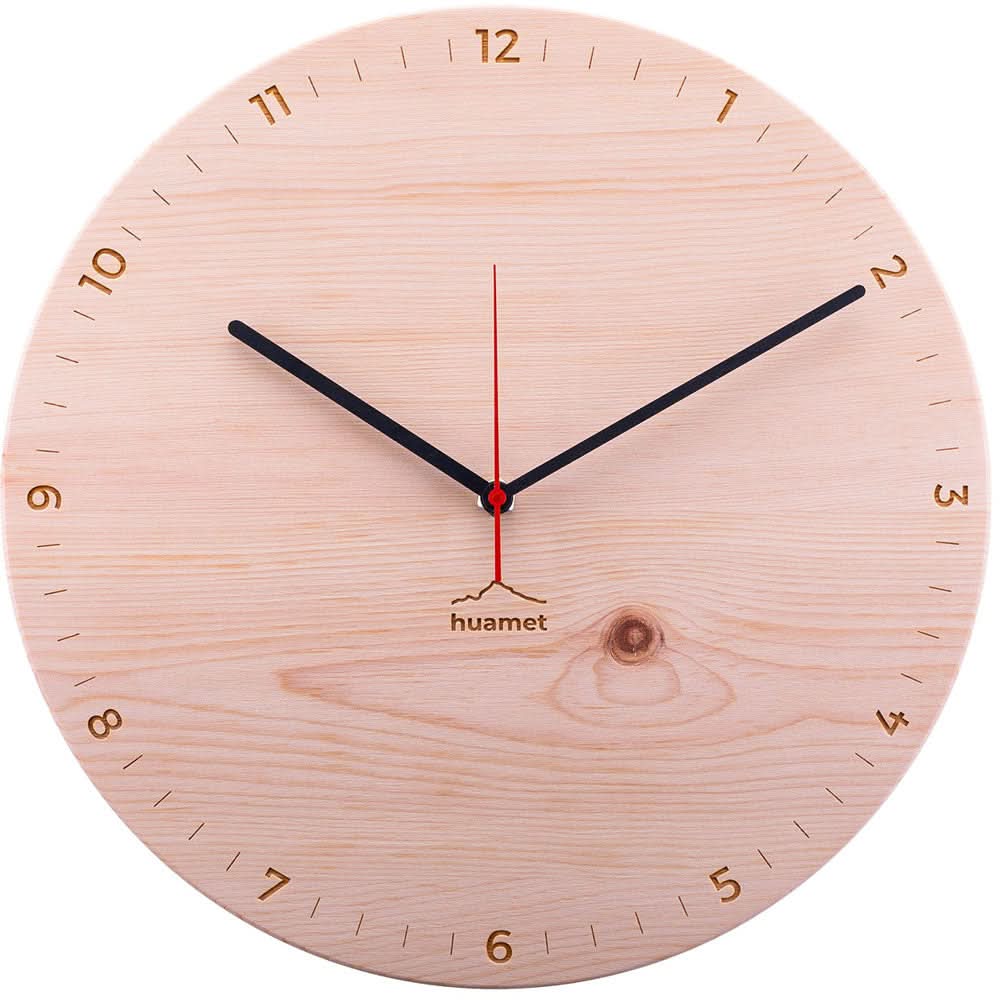 Horloge murale en bois de pin cembro clair avec aiguilles noires et échelle ronde sur le cadran