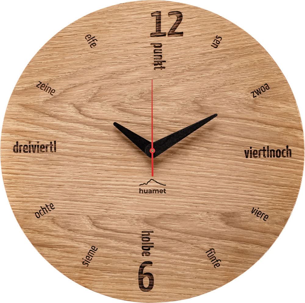 Wanduhr aus hellem Eichenholz mit schwarzen Zeigern und Ziffern