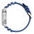 Montre homme de profil avec bracelet en caoutchouc bleu et boîtier argenté
