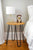 Horloge de table dans un boîtier sombre avec engrenages apparents, cadran romain et pendule