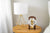 Horloge de table avec boîtier en bois, cadran rond à chiffres romains et mécanisme apparent