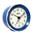 Montre radio-pilotée compacte avec boîtier bleu et chiffres bien lisibles sur cadran blanc