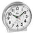 Montre radio-pilotée compacte avec cadran blanc et aiguilles vertes dans un boîtier clair