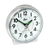 Montre radio-pilotée argentée avec boîtier rond, cadran blanc, aiguilles vertes et point rouge pour les secondes