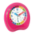 Réveil rose en vue de face avec des index de minutes multicolores et des aiguilles rouges