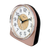 Réveil avec verre rond et cadran beige, vue de face inclinée