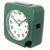 Réveil vert sauge, vue en biais avec bouton de réglage latéral