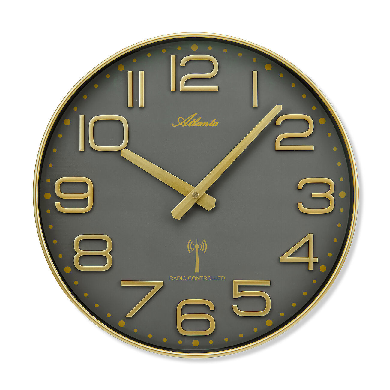 Horloge murale avec cadre doré, cadran gris et grands chiffres arabes dorés, radio-pilotée.