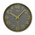 Horloge murale avec cadre doré, cadran gris et grands chiffres arabes dorés, radio-pilotée.