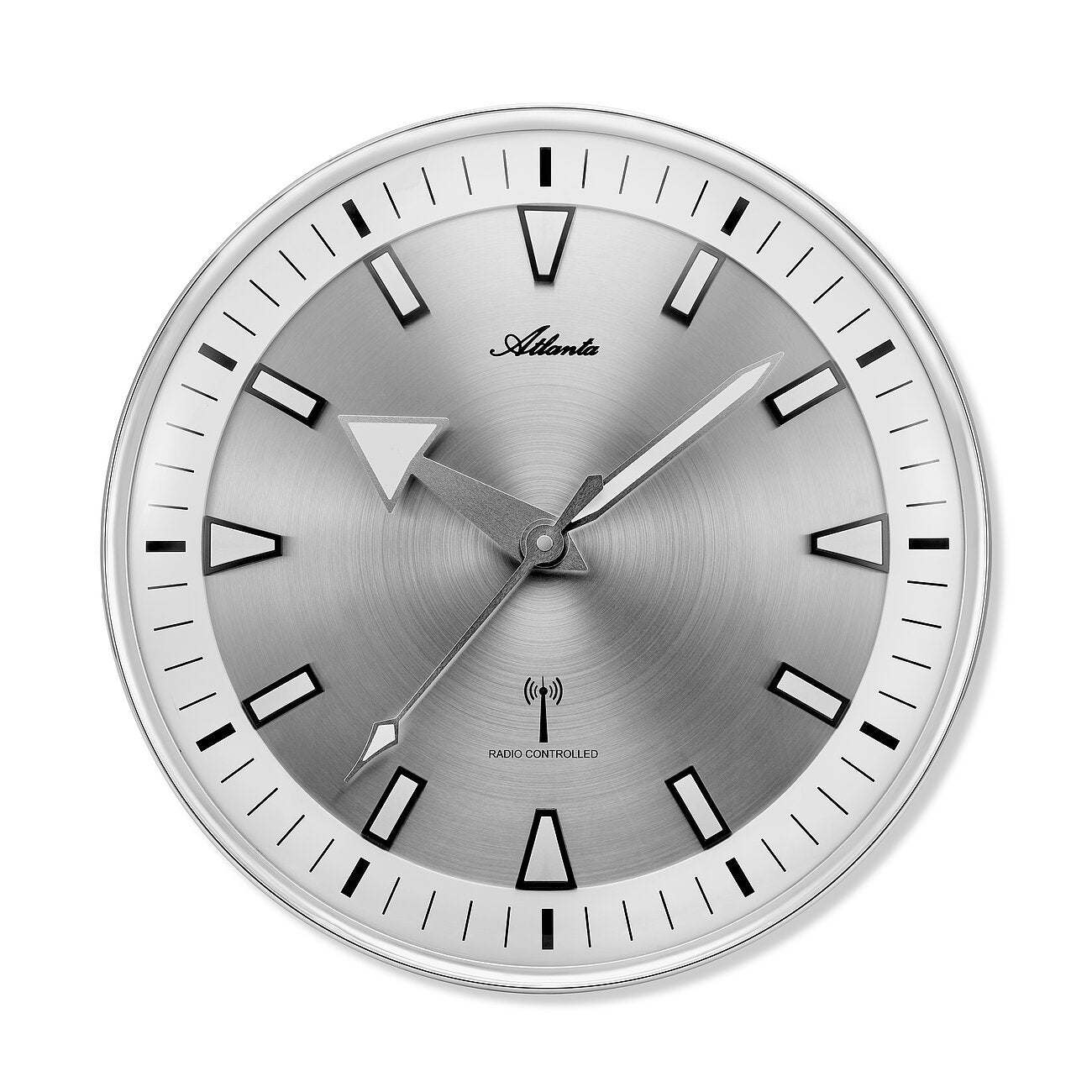 Montre murale ronde avec cadran argenté, index et aiguilles en relief, icône radio-pilotée